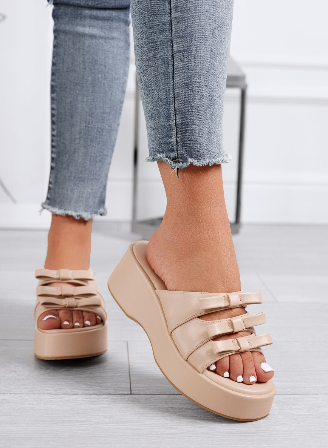 PIPER - Beige wedge mules with bow details