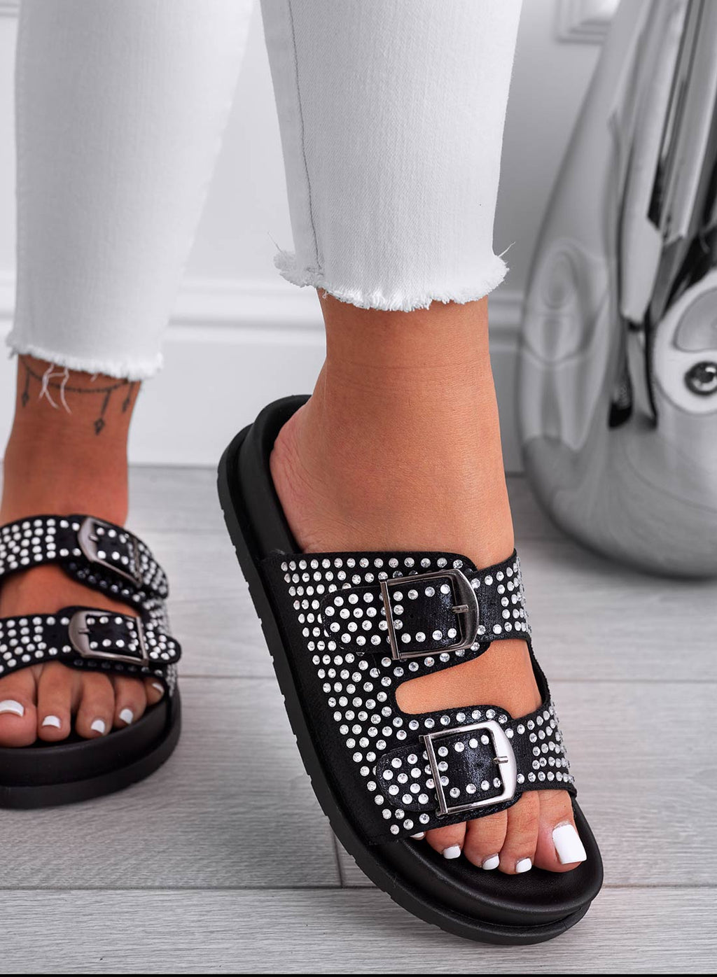 GASPER - Sandali a ciabatta neri con fibbie e strass