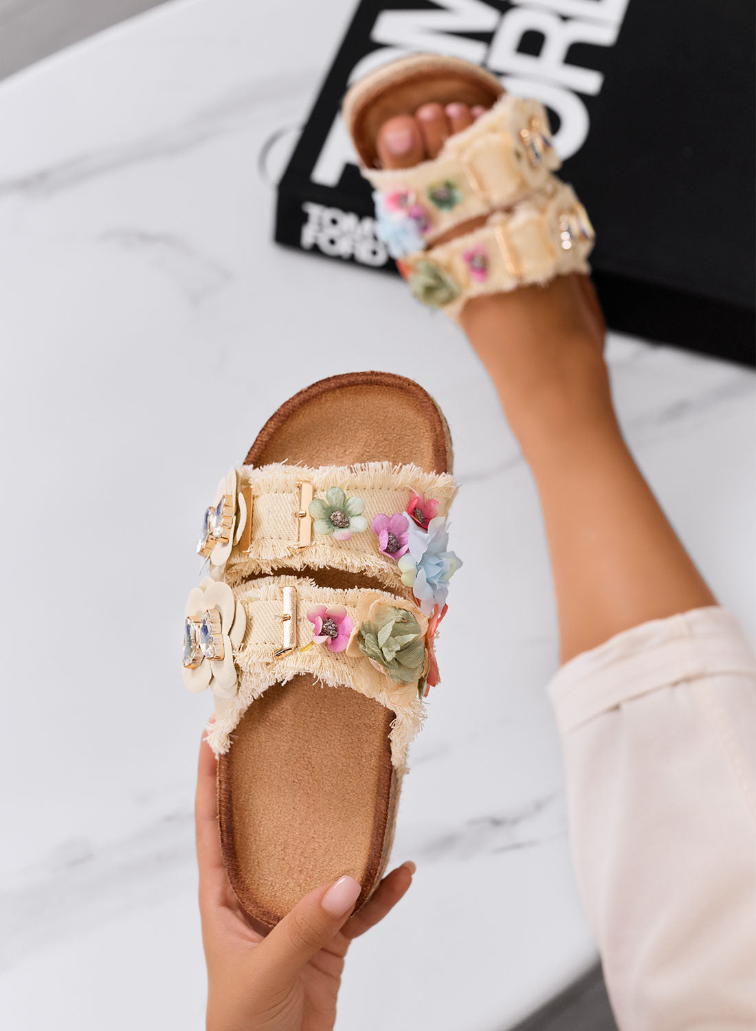 ALIBY - Sandali beige Ciabatte con fiori colorati e dettagli gioiello su suola in sughero