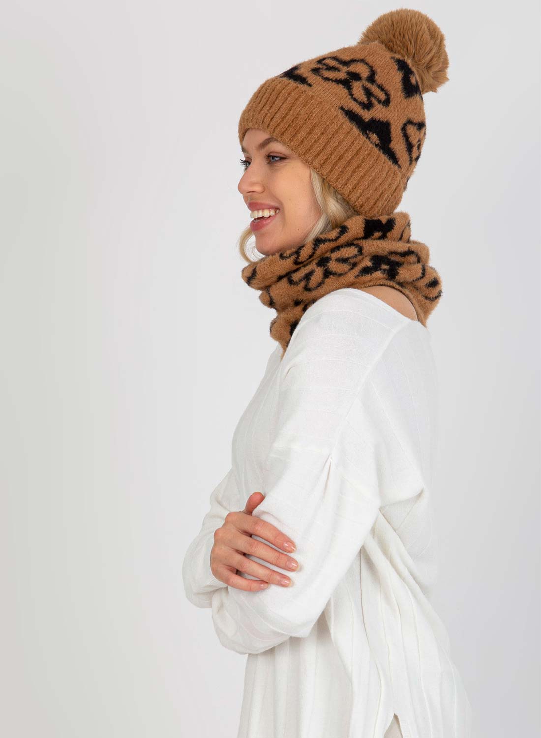 Cappello camel imbottito con pompon