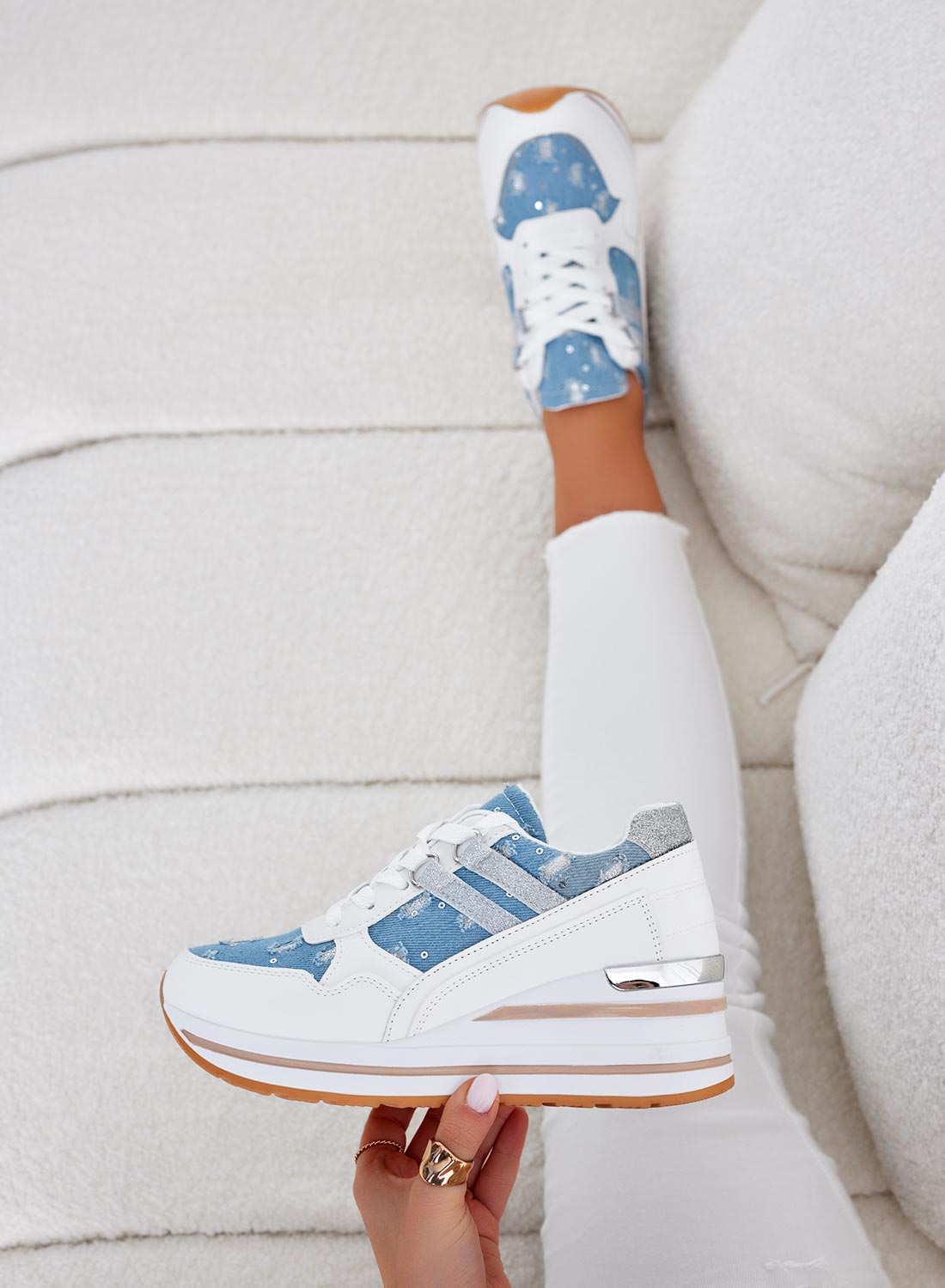 AVERY - Baskets blanches à semelle compensée et empiècements bleu jean