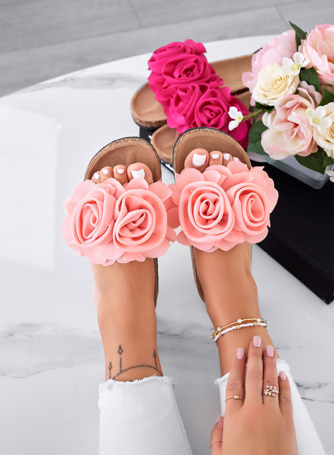 SUMMER - Sandali rosa a ciabatta con fiori applicati