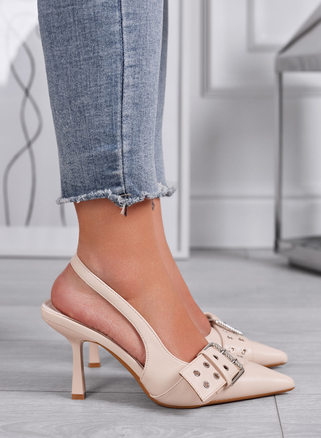 MARISOL - Décolleté slingback beige con fibbia punk
