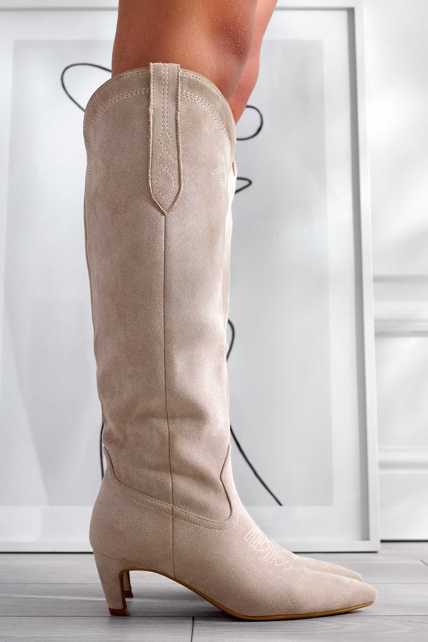 Stivali beige scamosciati con tacchetto a spillo