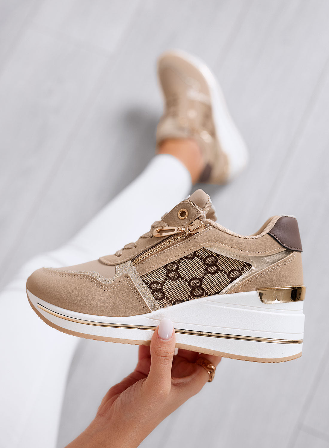 FABRIZIA - Baskets taupe avec semelle compensée et empiècements en tissu