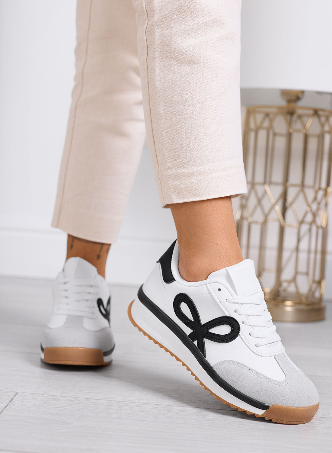 DIAZ - Sneakers bianche con fiocco nero e suola bicolore