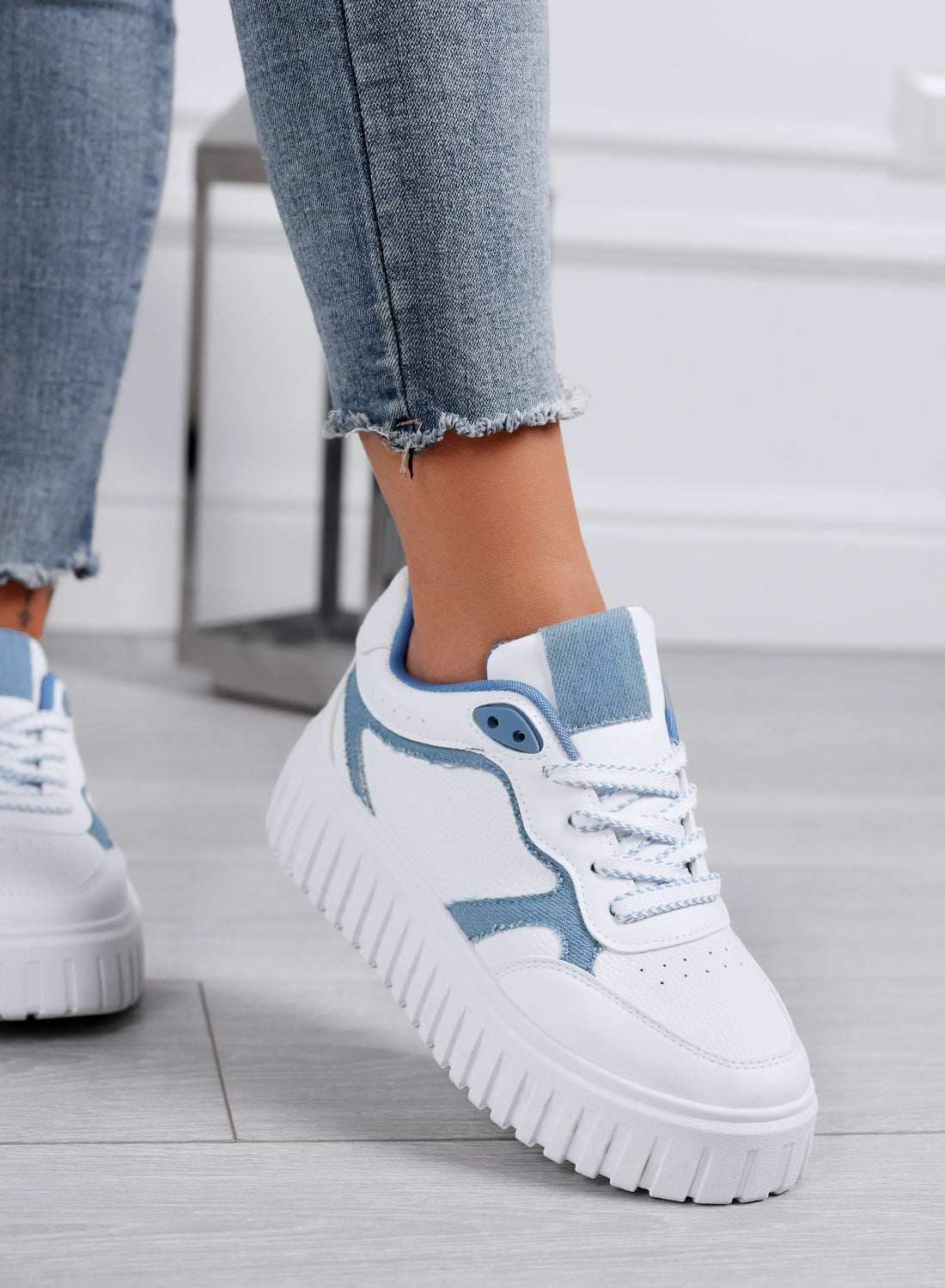 PAMELA - Sneakers bianche platform con dettagli blu jeans