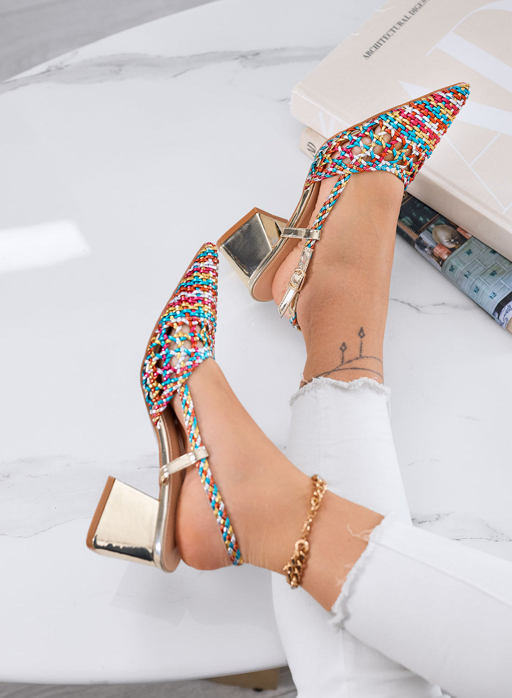NICOLE - Décolleté multicolor  a punta intrecciata con cinturino e tacco largo oro