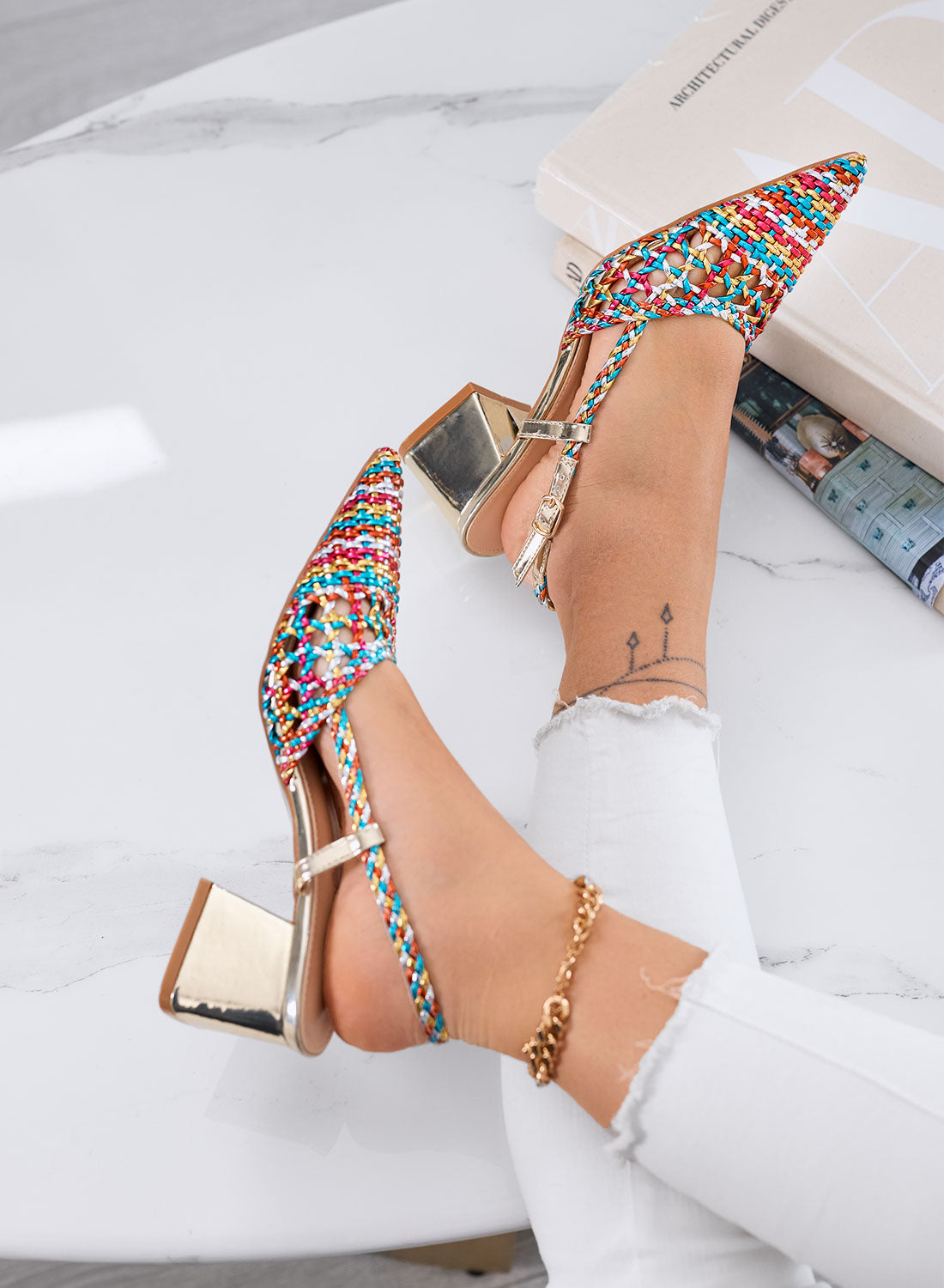 NICOLE - Décolleté multicolor  a punta intrecciata con cinturino e tacco largo oro