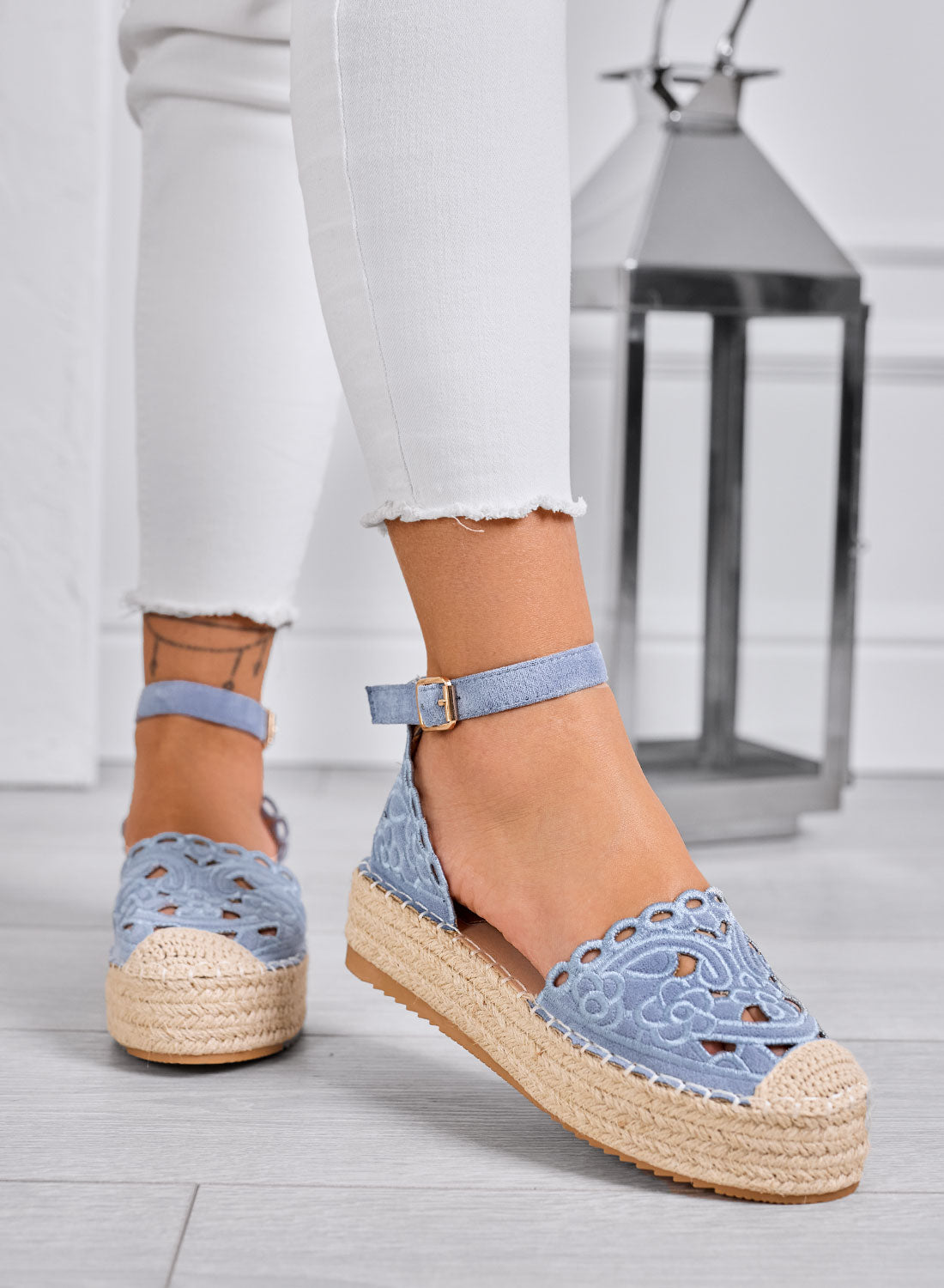 CRISTY - Espadrillas azzurre ricamate con cinturino alla caviglia e suola platform in corda