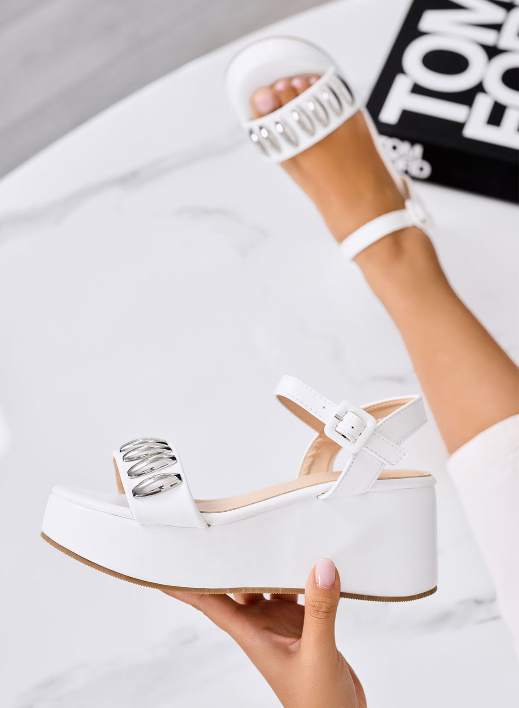 GWENDA - Sandali platform bianchi con maxi borchie argento e cinturino