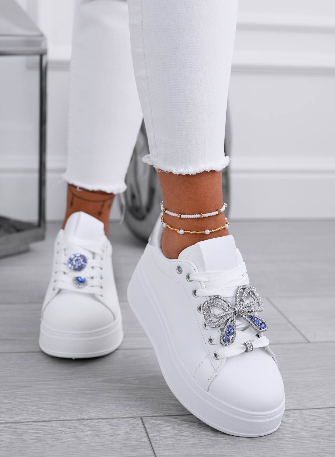 Sneakers bianche con fiocco gioiello argento