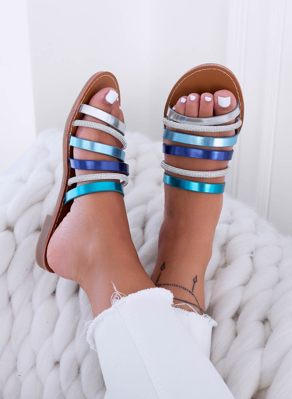 IDAA - Sandali a ciabatta blu con fasce in strass