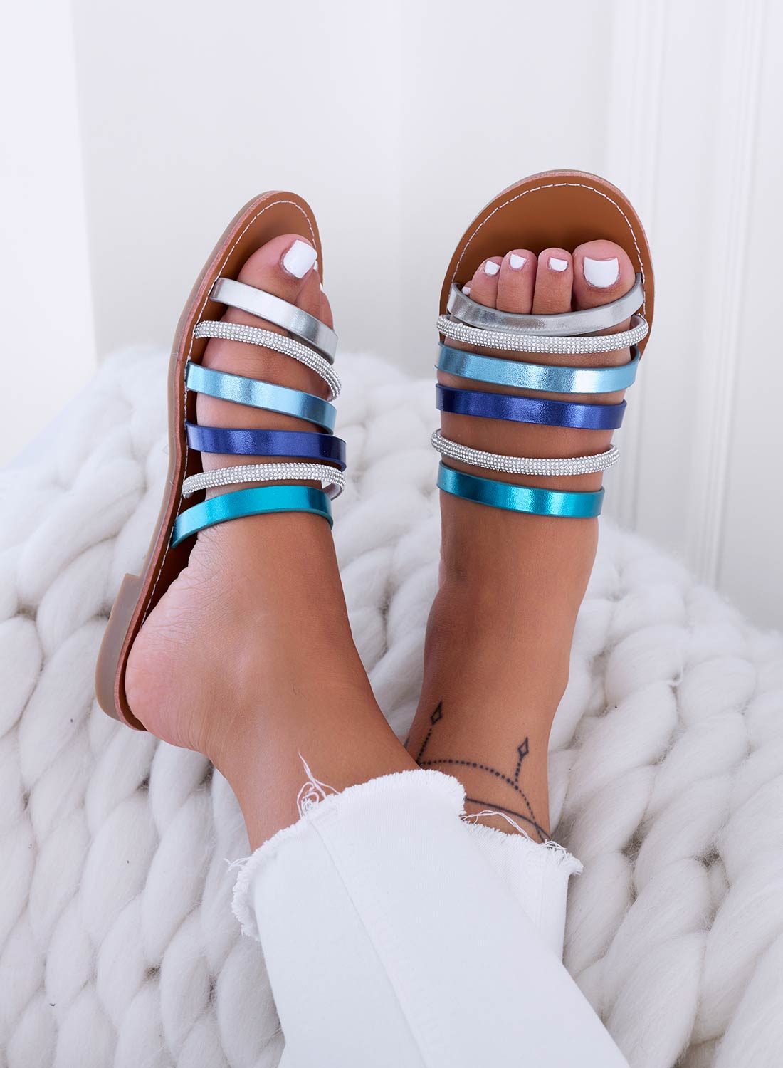 IDAA - Sandali a ciabatta blu con fasce in strass