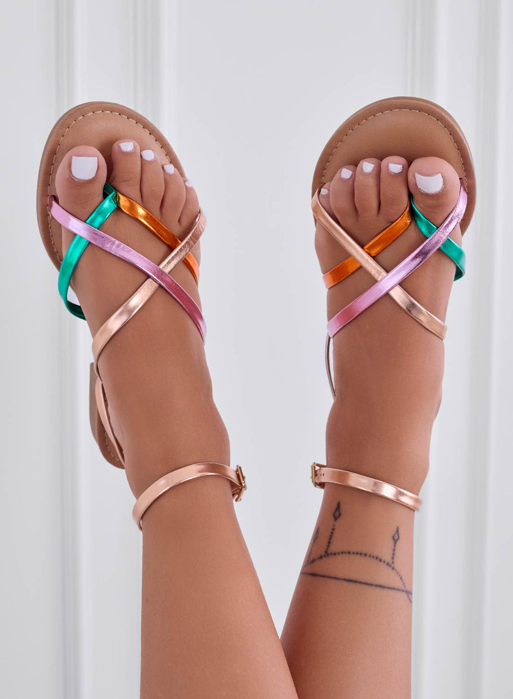 CHERRY - Sandales tongs plats champagne avec brides multicolores