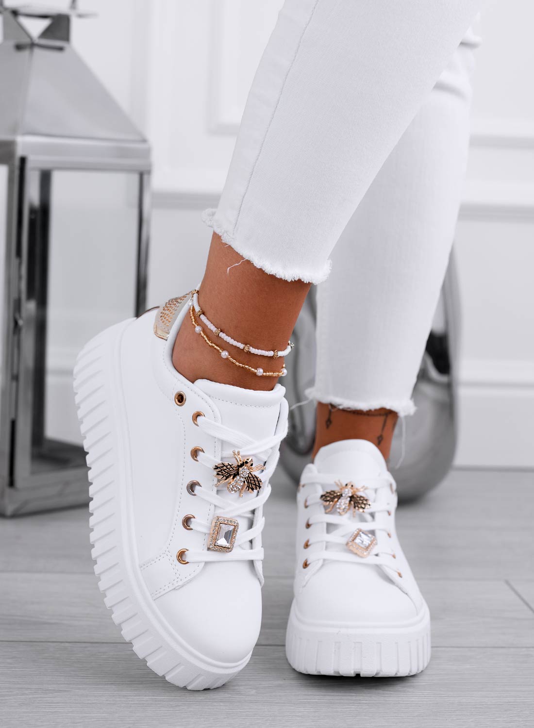 LIDIA - Sneakers bianche con applicazione ape gioiello oro