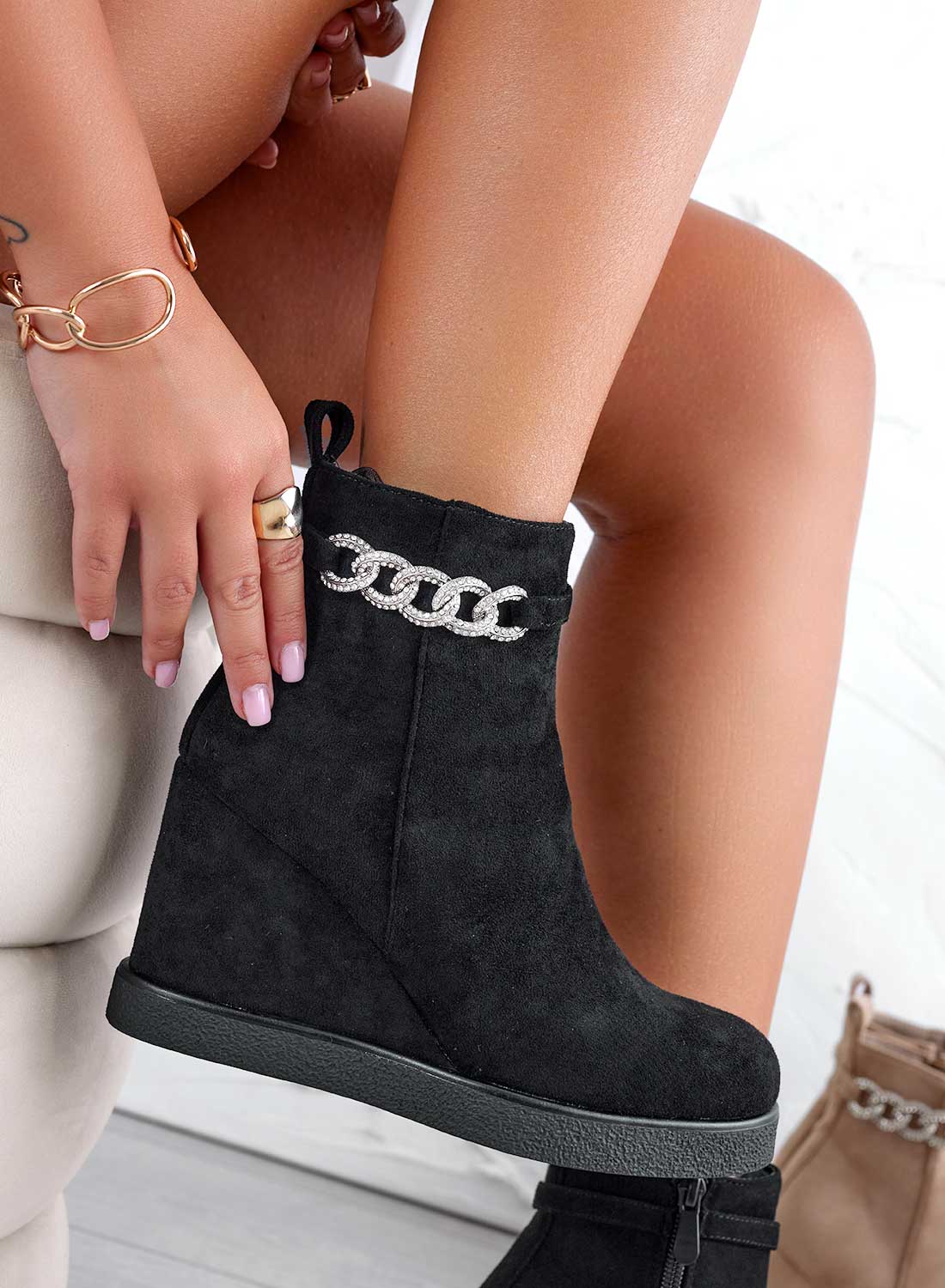 Bottines noires à semelle compensée et chaîne bijou