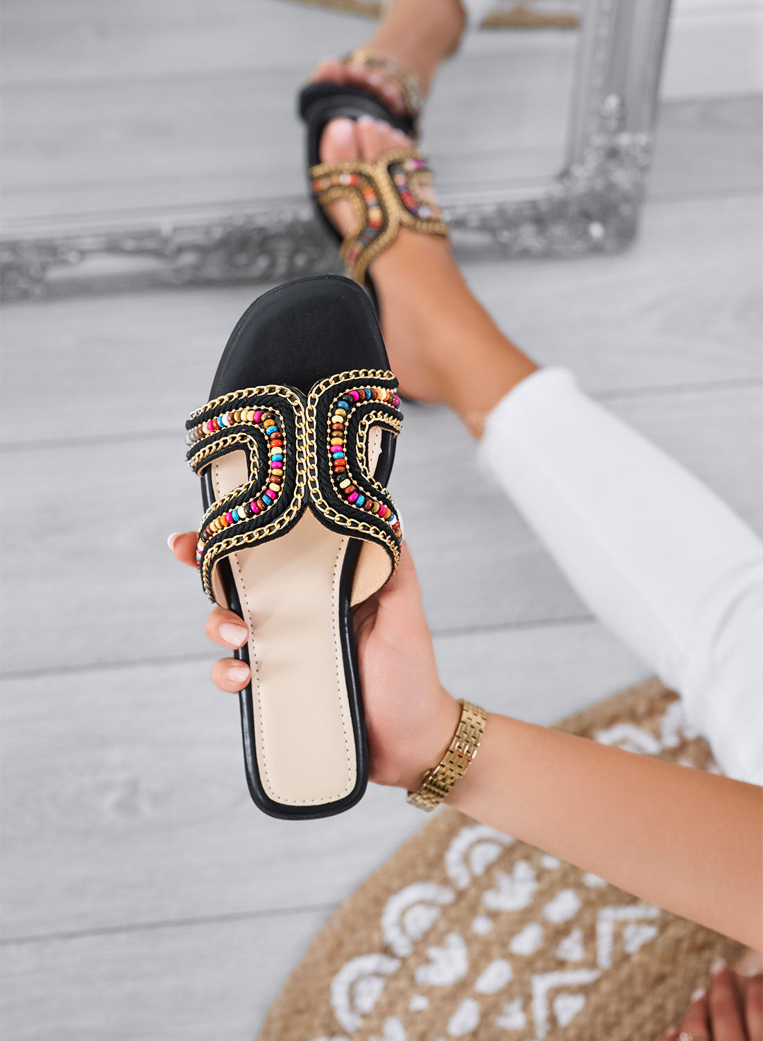KARMEN - Sandali neri Ciabatte flat con perline multicolor e dettagli dorati