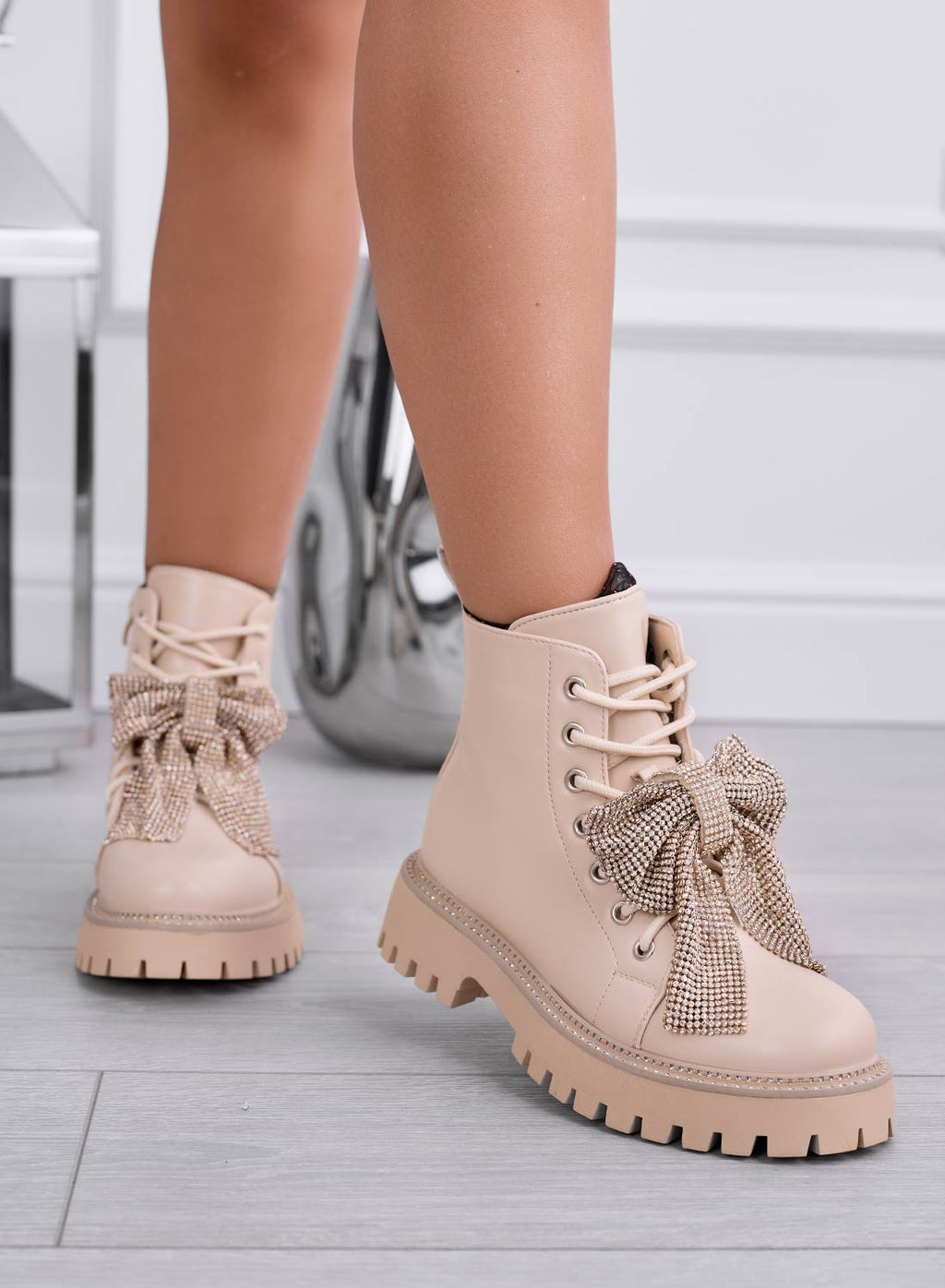 ORIANA - Anfibi beige con fiocco gioiello