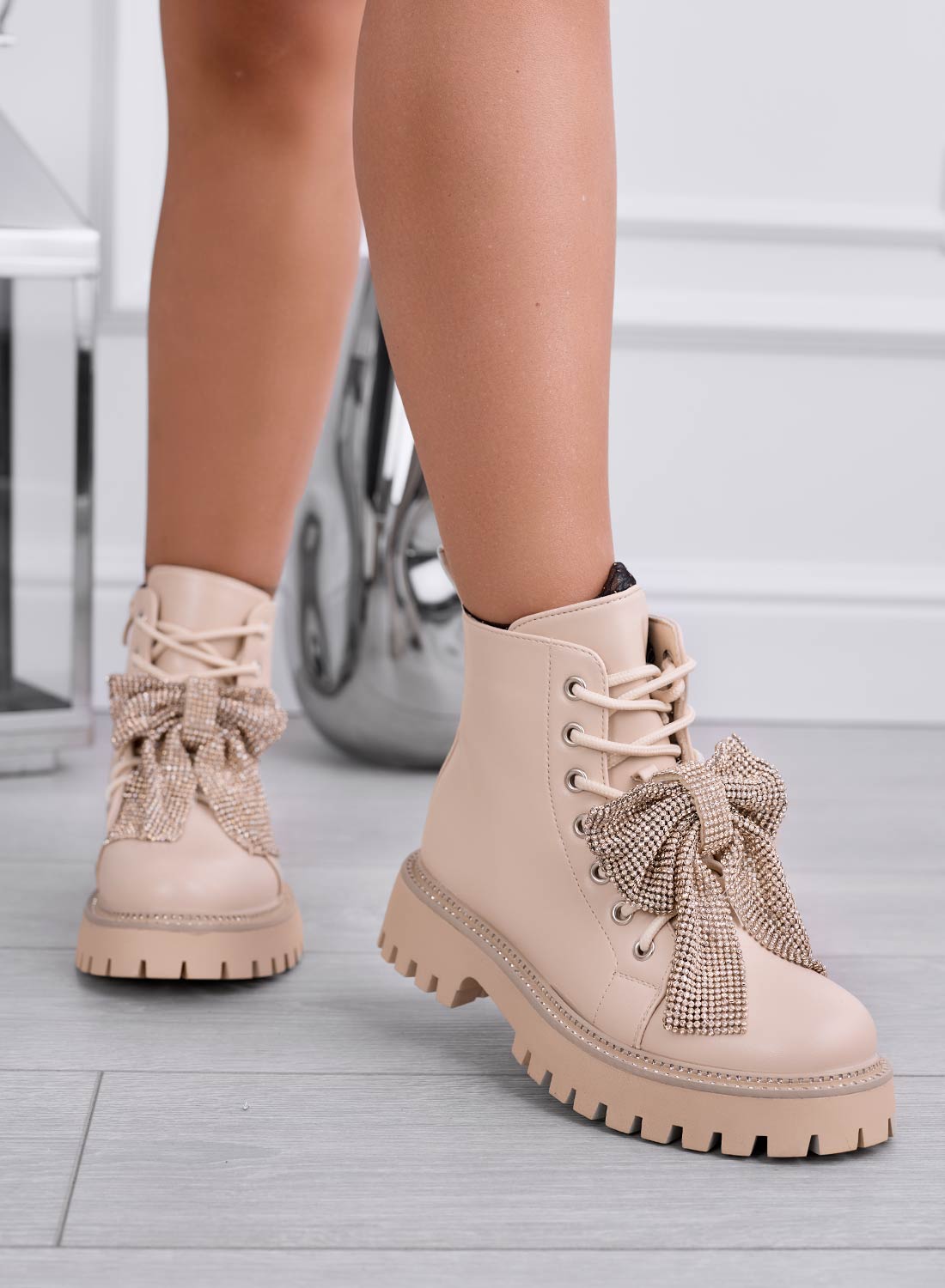 ORIANA - Anfibi beige con fiocco gioiello