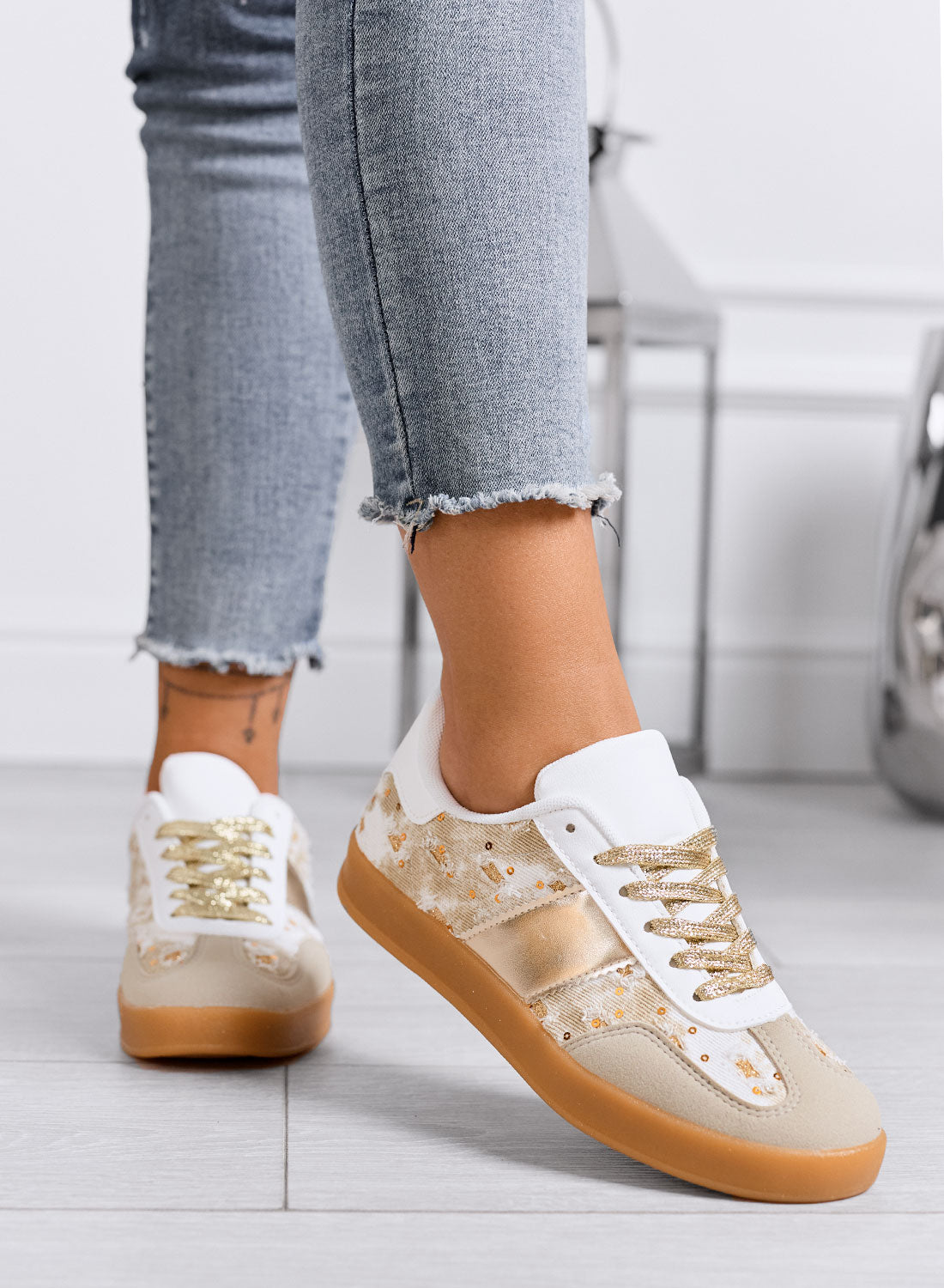 MIREA - Sneakers beige con dettagli floreali e inserti oro