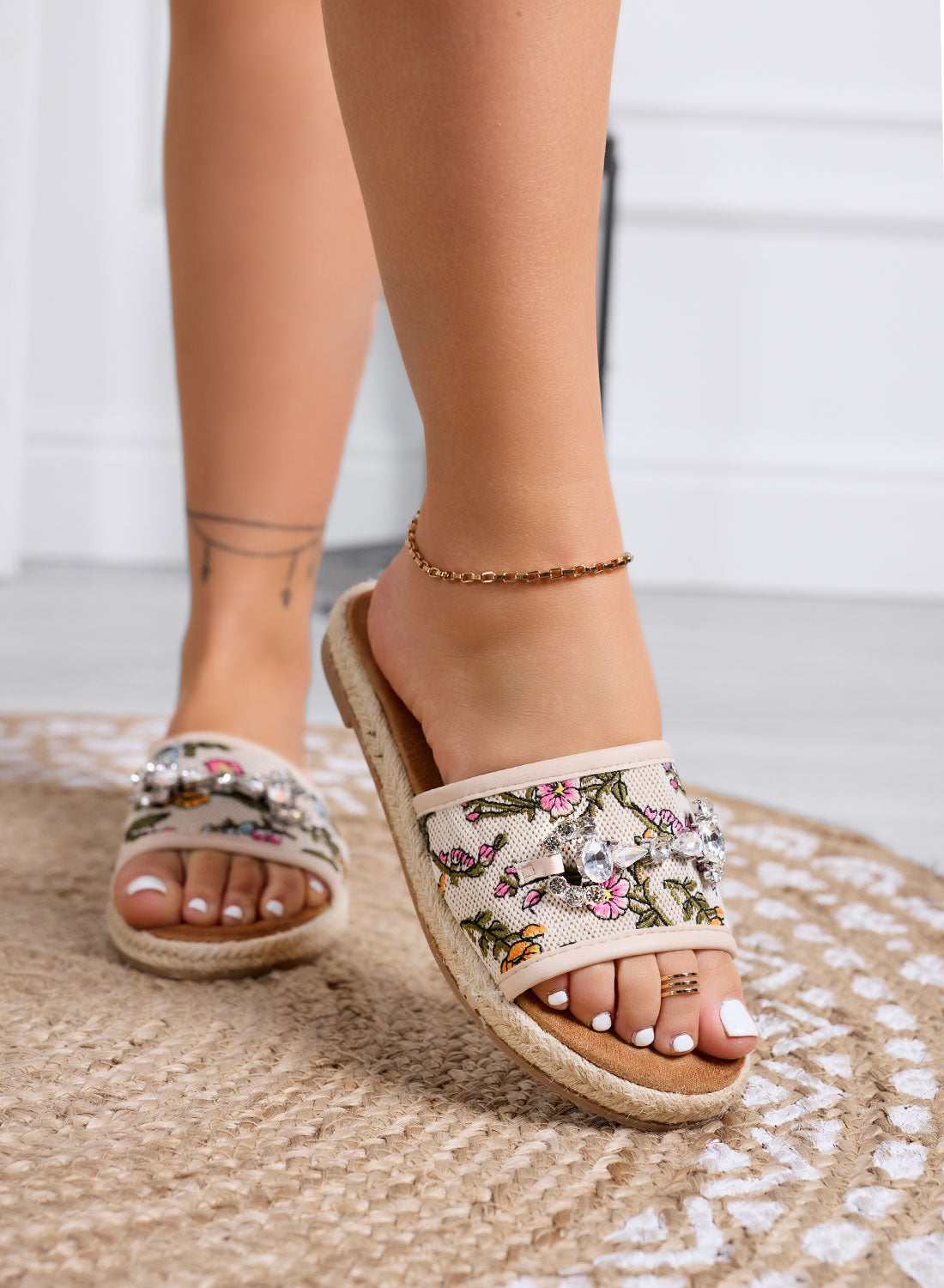 KATIA - Sandali beige Ciabatte con stampa floreale e pietre gioiello