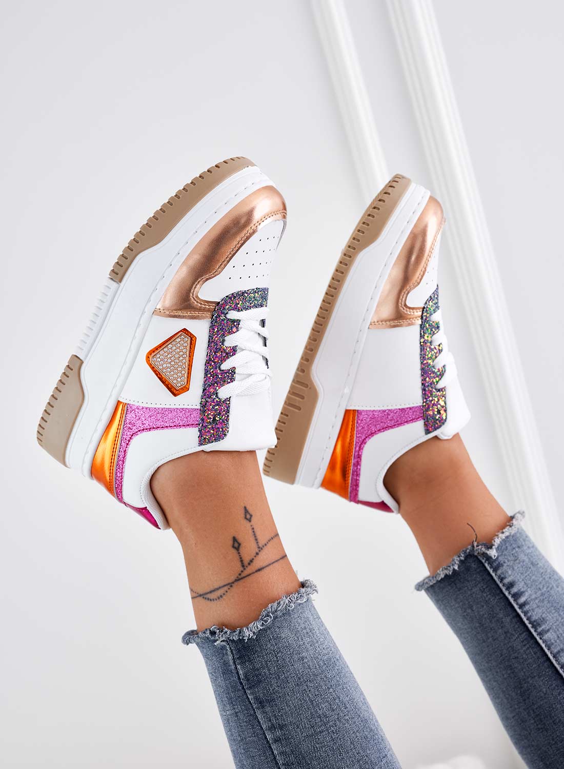 Sneakers bianche con pannelli a contrasto e glitter