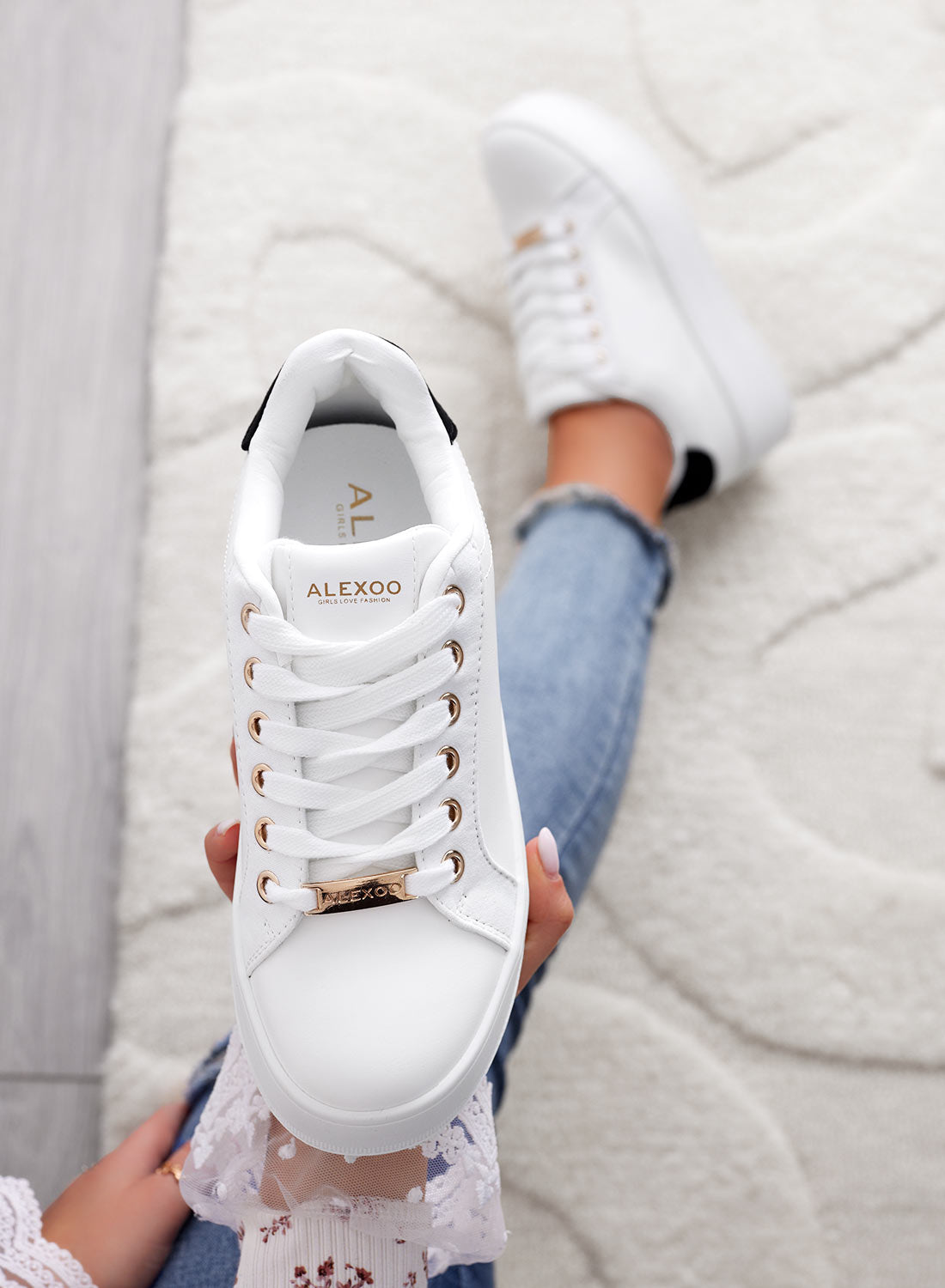 CARRY - White sneakers with gold details and black back