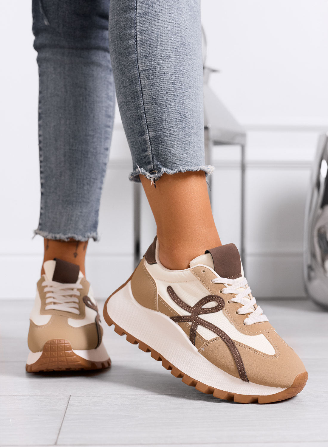 YONA - Baskets couleur boue avec détails marron et semelle épaisse