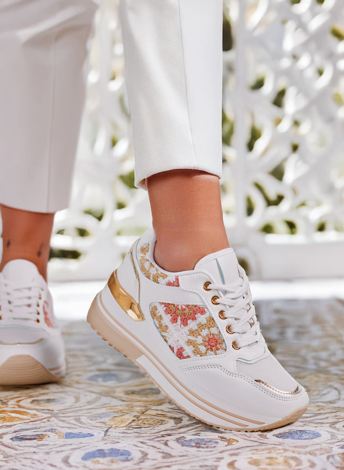 SUSY - White sneakers with embroidered inserts
