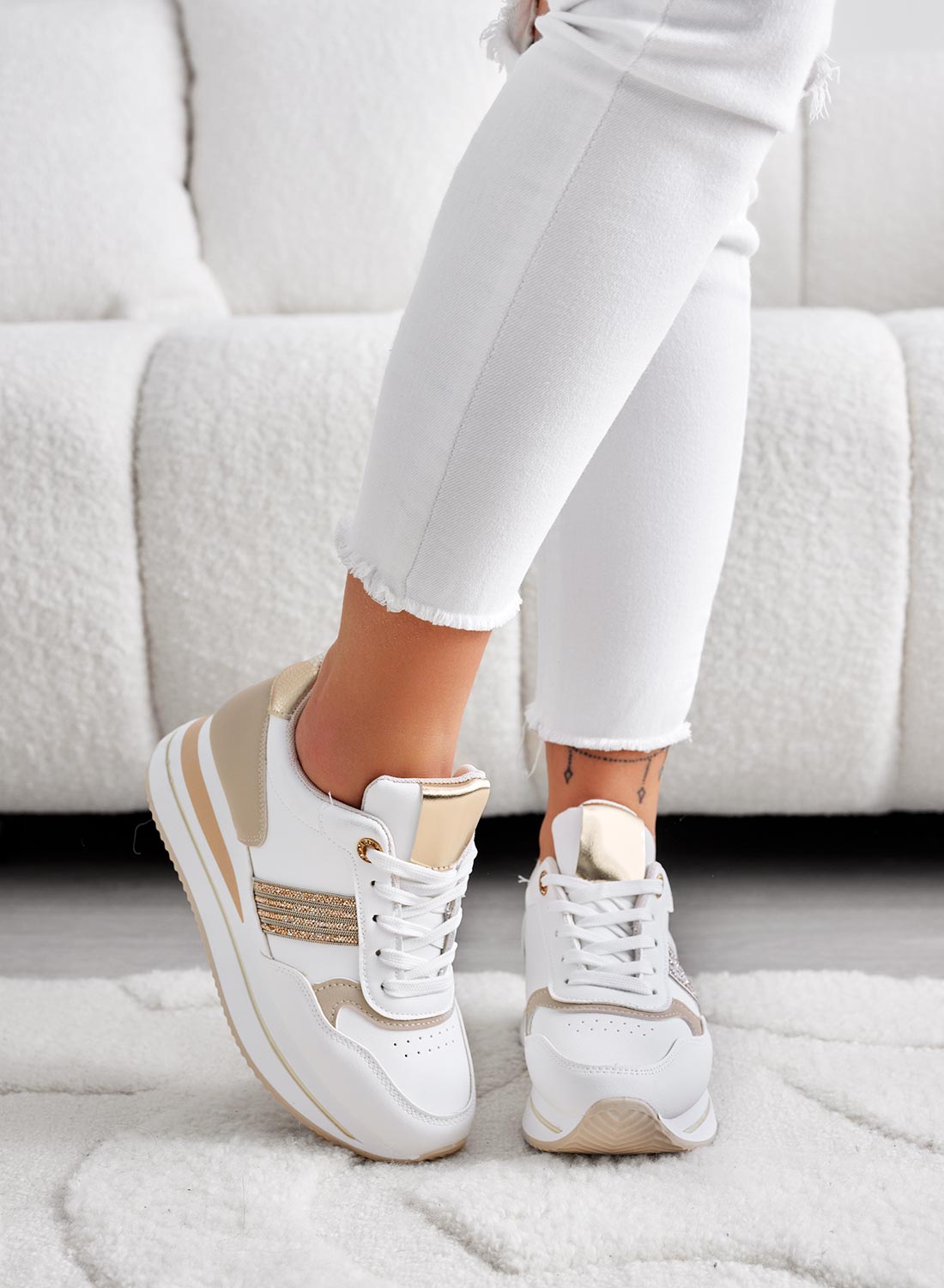 Baskets blanches avec empiècements et strass dorés
