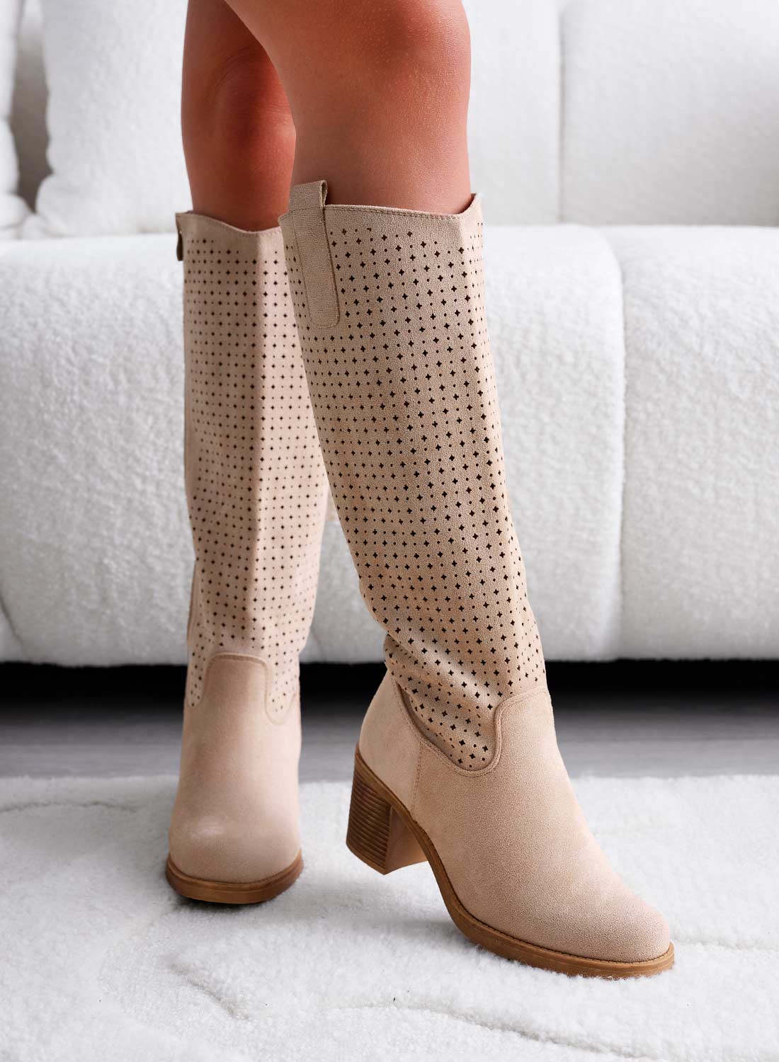 MONIA - Stivali beige traforati con tacco comodo