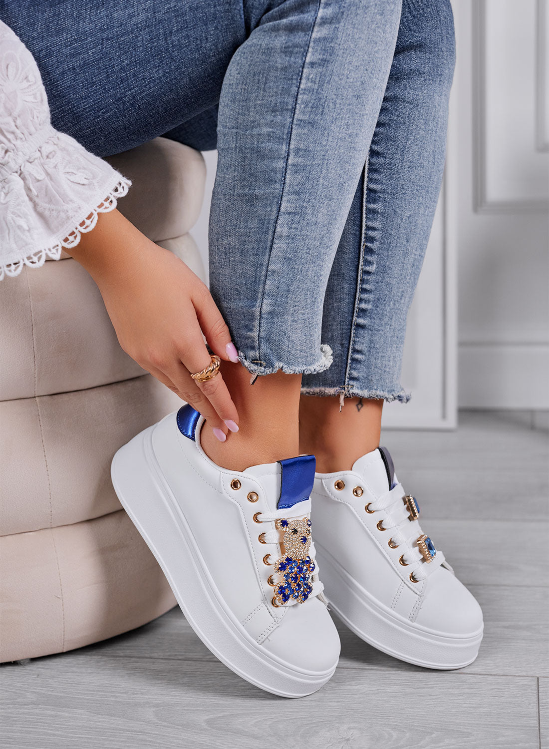 TANIA - Sneakers bianche con teddy gioiello blu