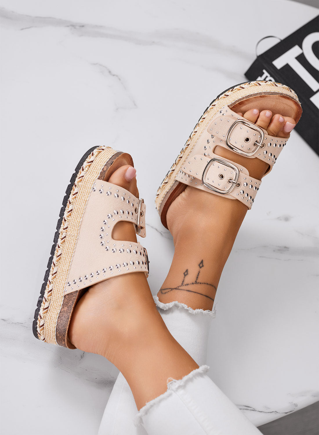 BILBAO - Sandali beige Ciabatte platform con borchie e doppia fibbia