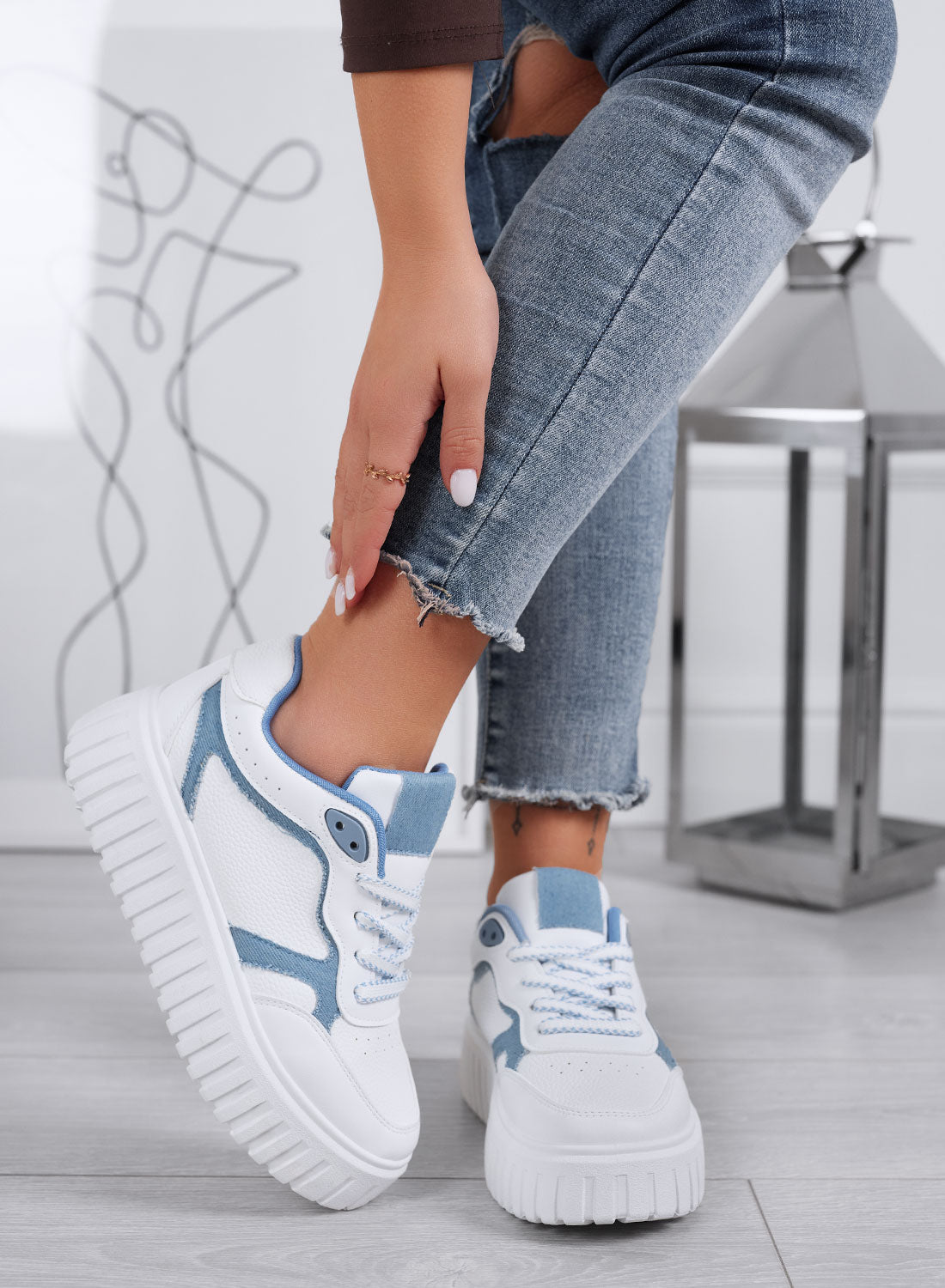 PAMELA - Baskets blanches à plateforme avec détails en jean bleu