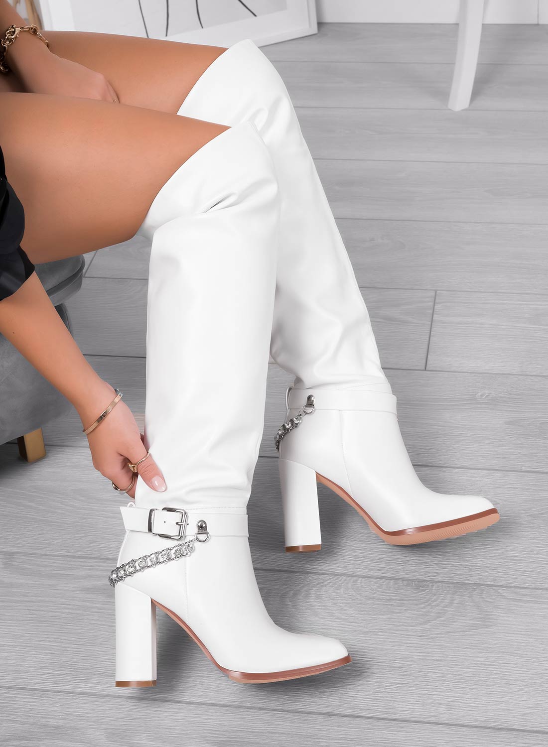 ALESSANDRA - Cuissardes blanches Alexoo avec chaîne en strass