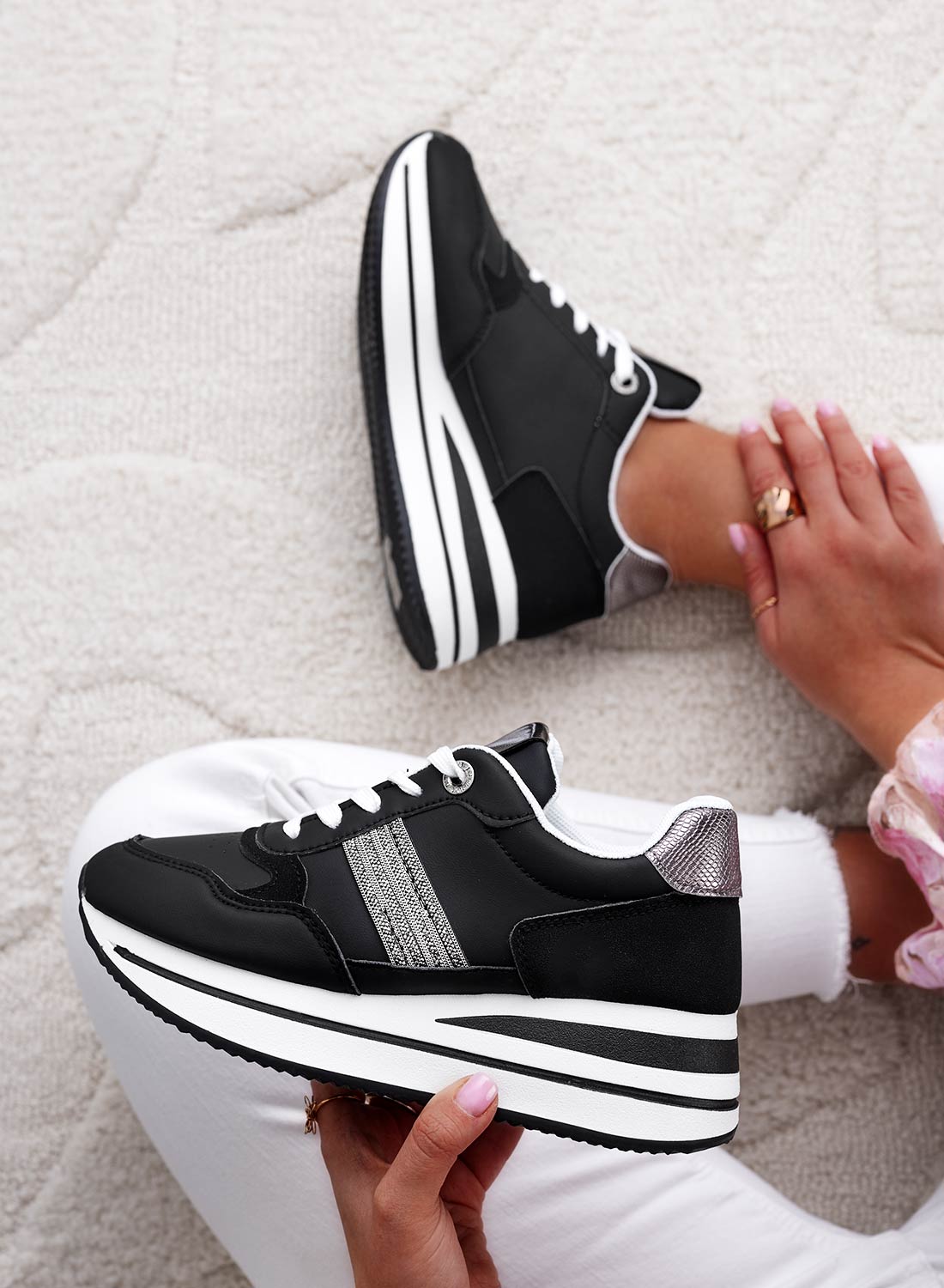 Sneakers nere con inserti e strass argento
