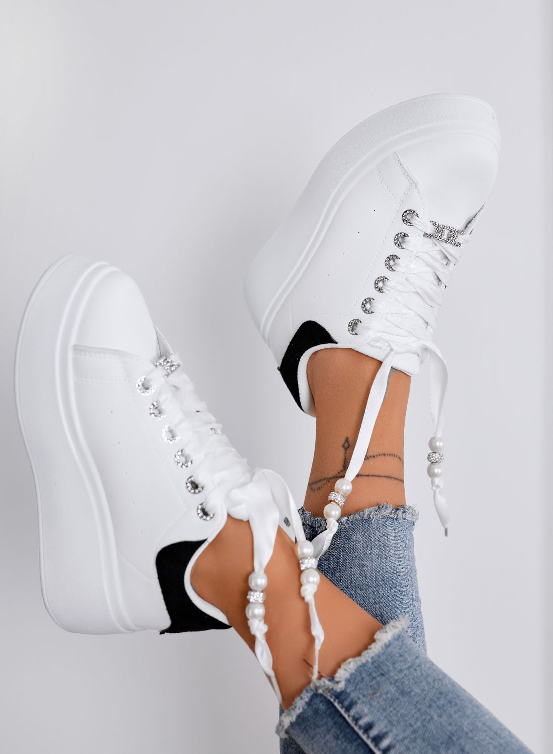CARTER - Sneakers Platform bianche con retro nero e Lacci in Raso e Perle