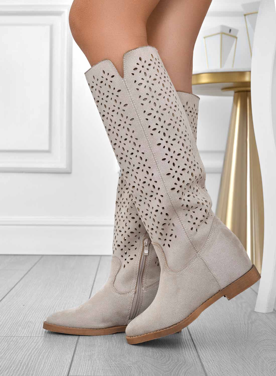 KYLA - Stivali beige traforati con zeppa interna