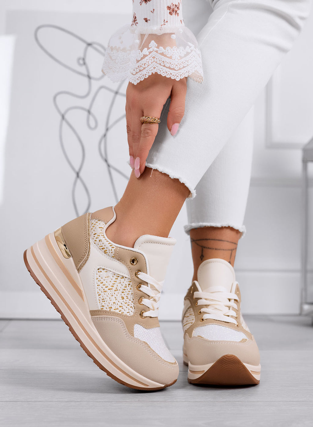 SELLY - Sneakers beige con zeppa e dettagli ricamati
