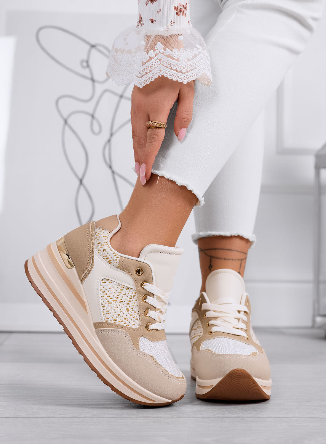 SELLY - Sneakers beige con zeppa e dettagli ricamati