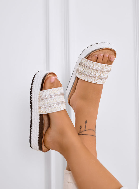 EDVIGE - Sandali bianchi Ciabatte platform con fascia ricamata oro
