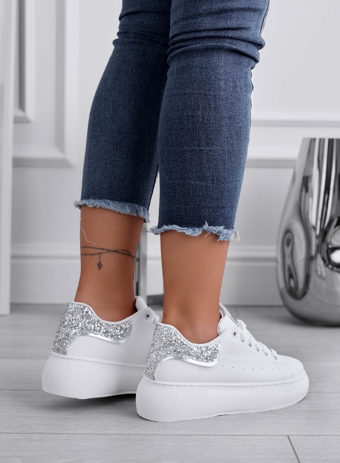 ZORA - White sneakers with silver glitter heel