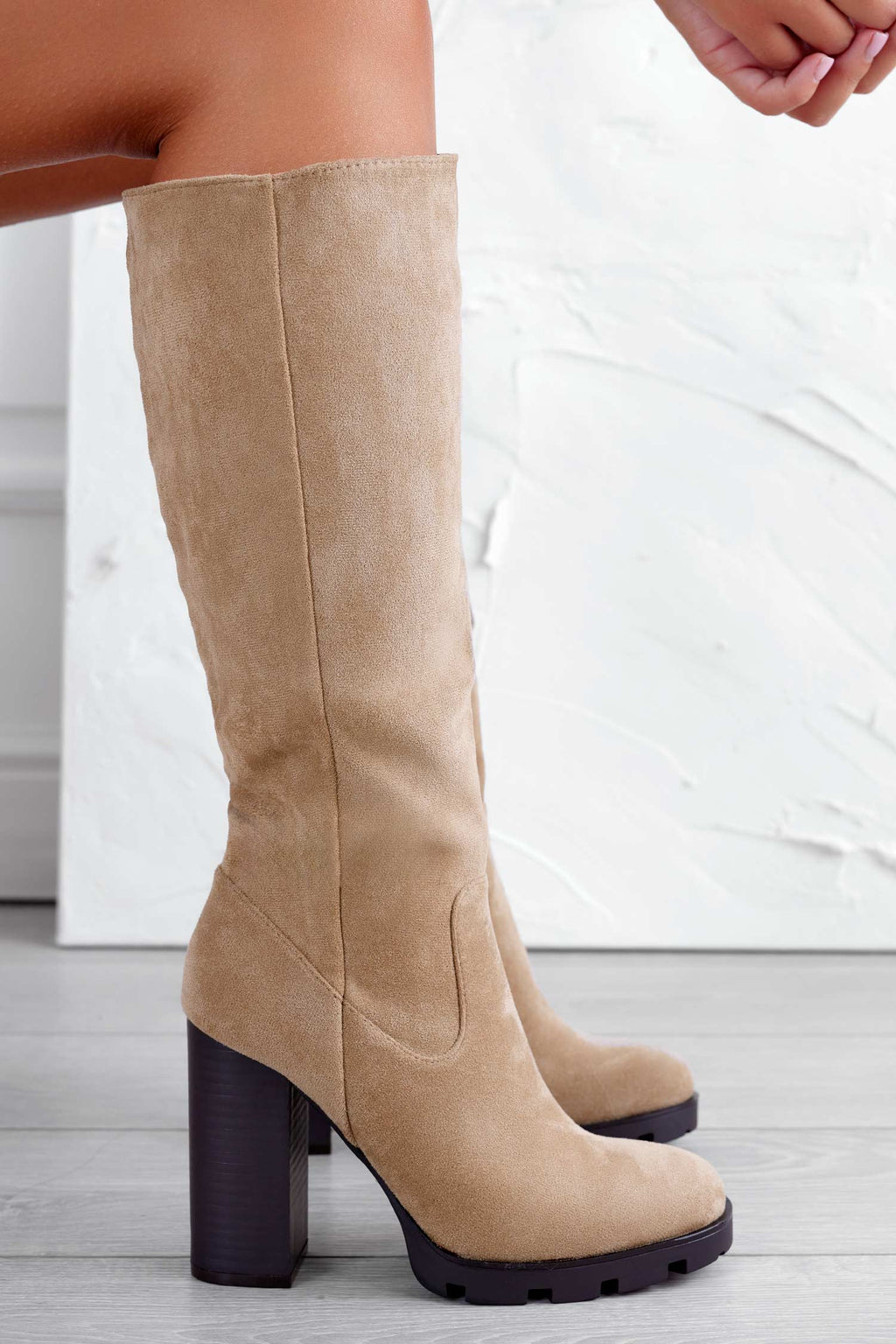 Bottes en daim couleur boue à talons hauts