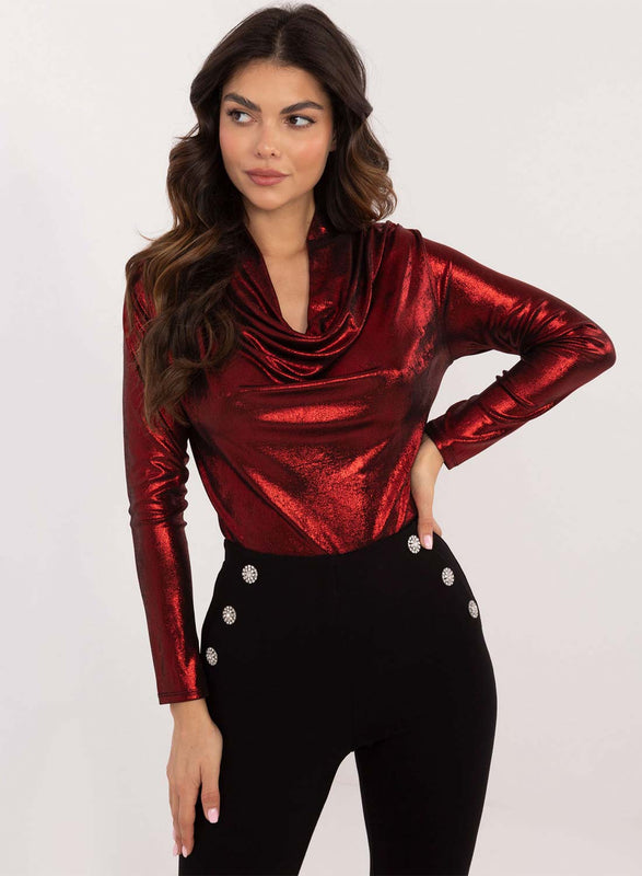 Maglia rossa metallizzata con scollo morbido