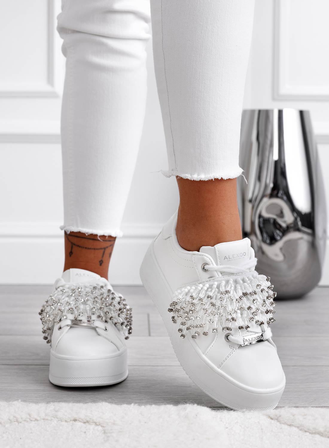 CARRY - Sneakers bianche Alexoo con fascia in strass