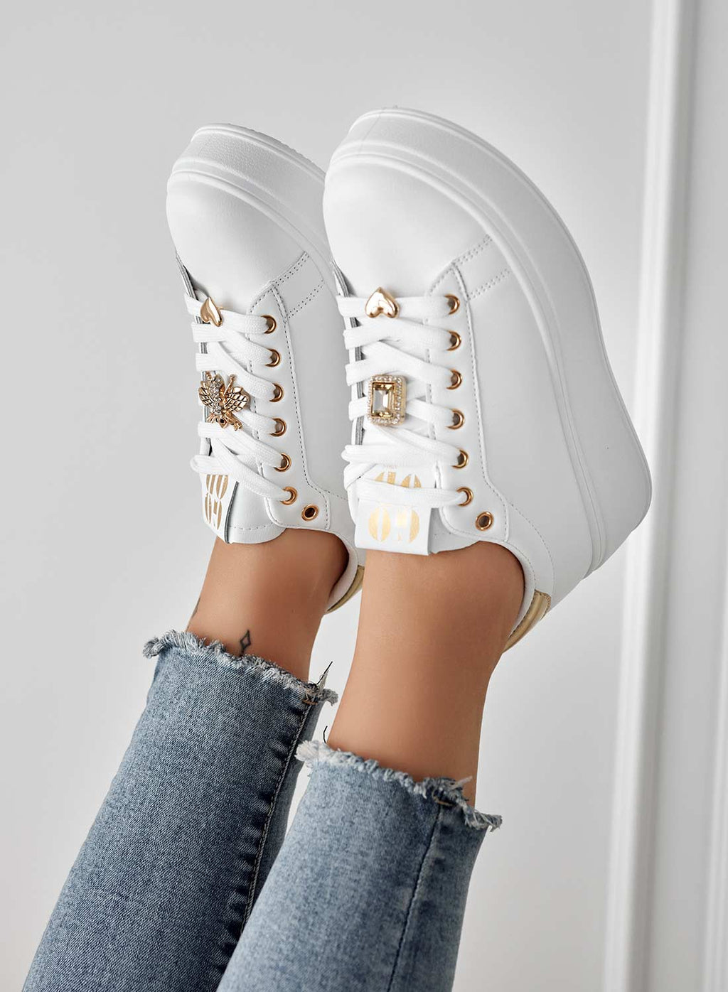 Sneakers bianche con applicazioni gioiello e retro oro