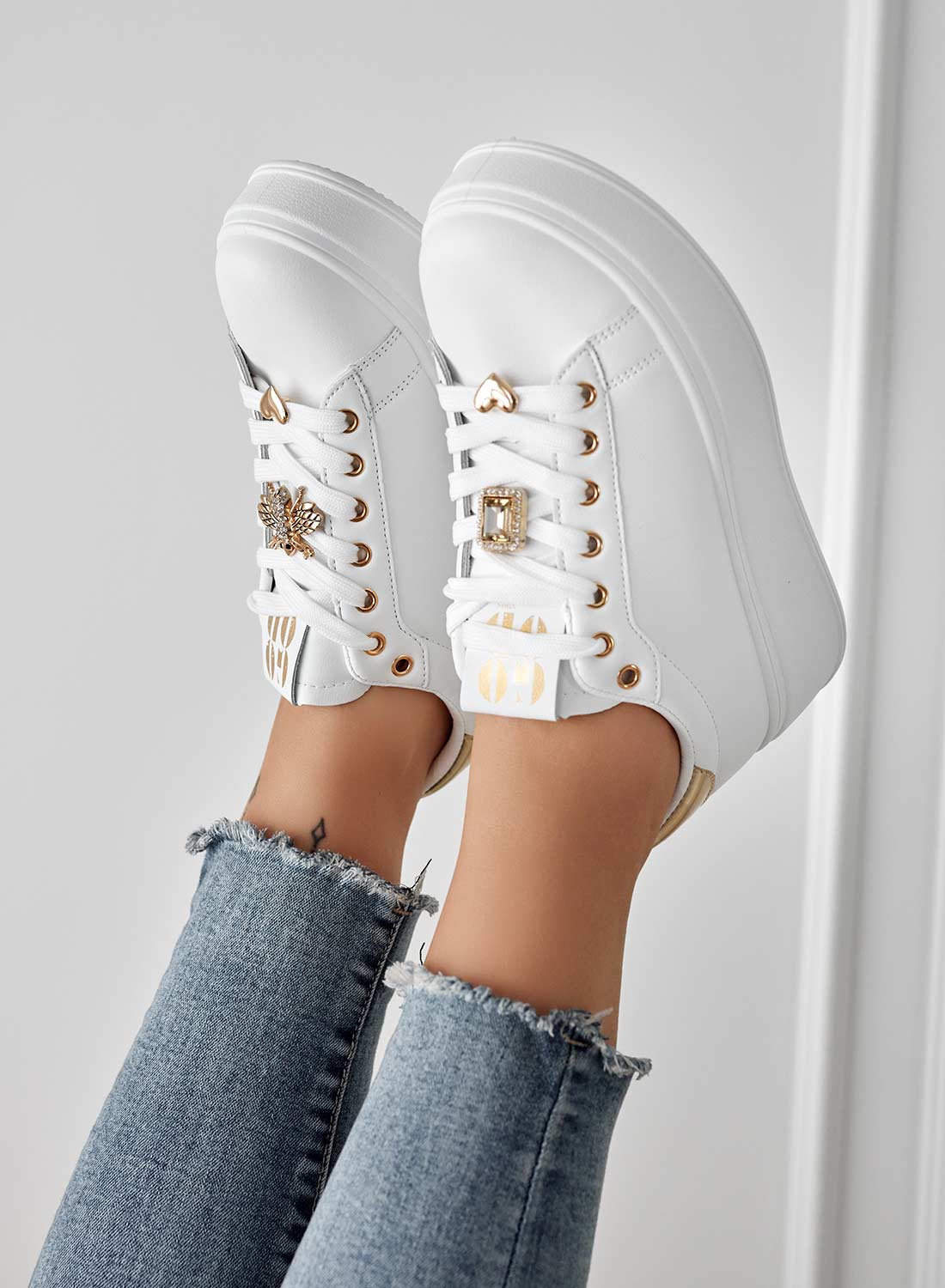 Sneakers bianche con applicazioni gioiello e retro oro