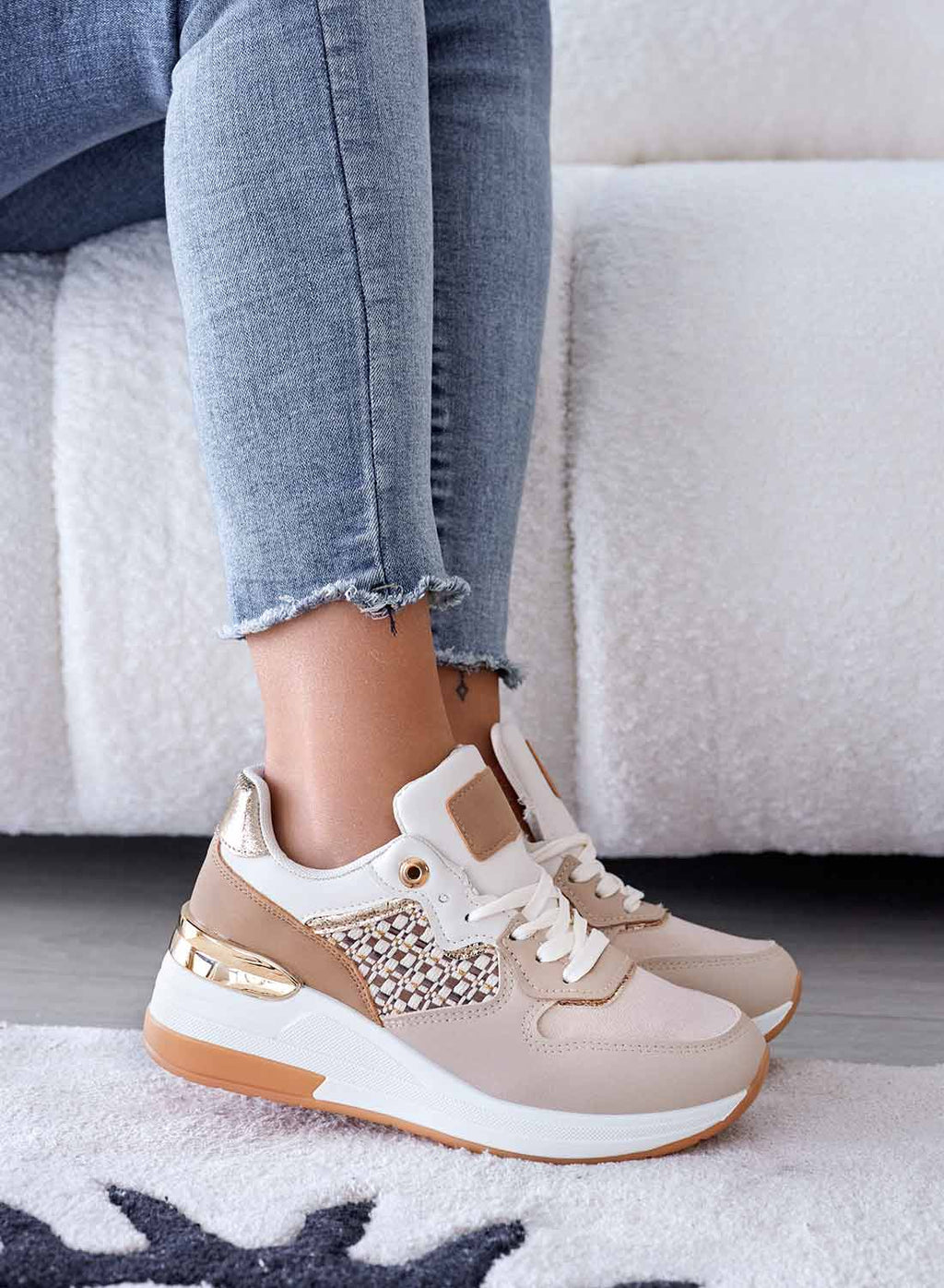 Sneakers fango con inserti in tessuto