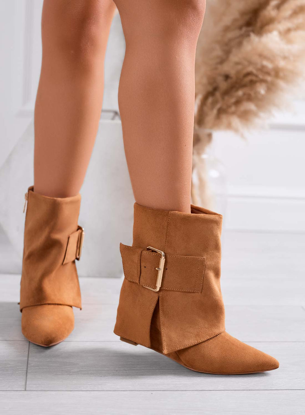 ISHA - Stivaletti camel scamosciati con zeppa e fibbia